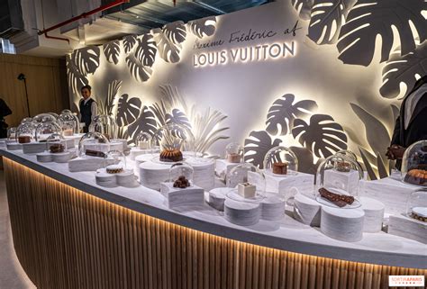 le cafe louis vuitton.